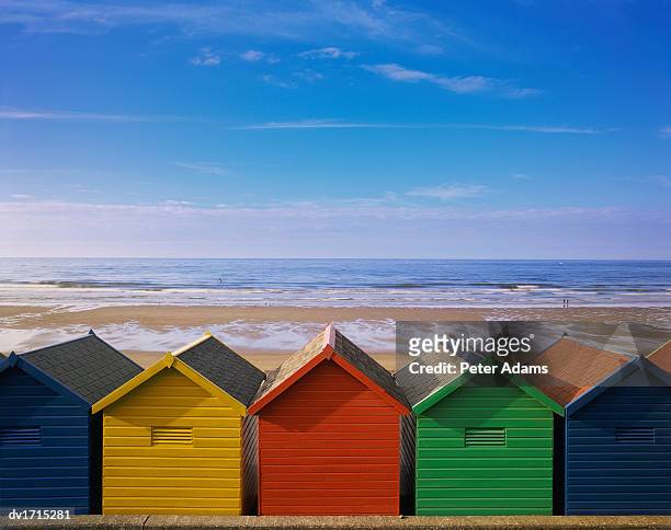 painted beach huts in a line, whitby, england, uk - cabana de praia - fotografias e filmes do acervo