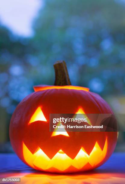 carved jack o'lantern - jack o lantern imagens e fotografias de stock