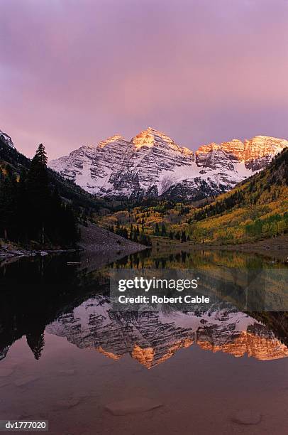 maroon bells mountains reflected in lake maroon, maroon bells, colorado - maroon - fotografias e filmes do acervo