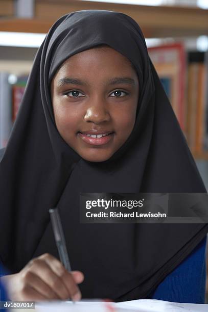 Portrait Of A Female Primary School Student In A Hijab, 照片檔