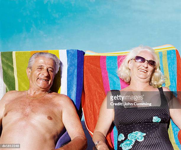 portrait of a senior couple relaxing on sun loungers - voyage15 photos et images de collection