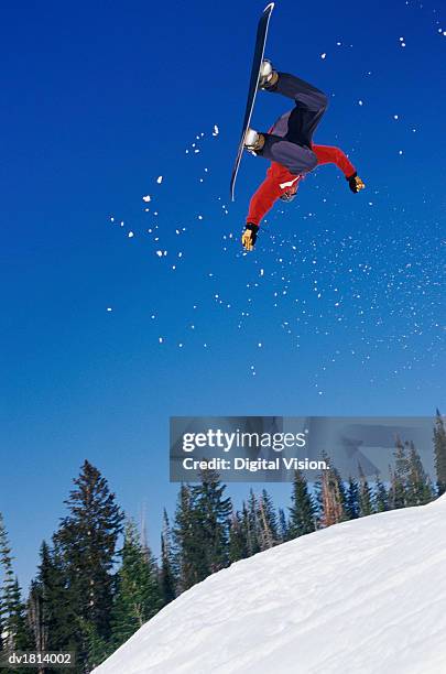 man freestyle snowboarding, upside down and mid air - freestyle snowboarding stock pictures, royalty-free photos & images