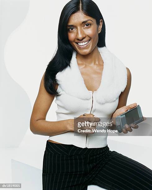 portrait of a young woman holding a handheld pc - hope photos et images de collection