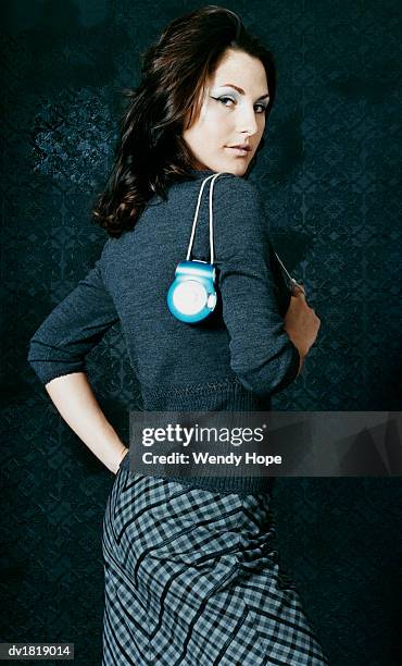 portrait of a woman with a camera hanging over her shoulder - hope imagens e fotografias de stock