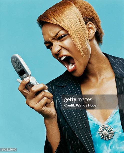 young woman shouting in anger at a mobile phone - hope imagens e fotografias de stock