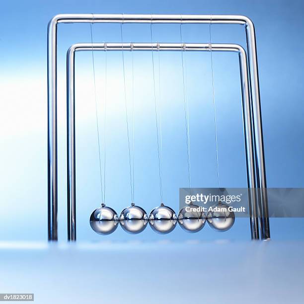 newton's cradle - desk toy 個照片及圖片檔