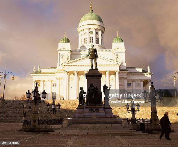 helsinki lutheran cathedral on senate square, helsinki, finland - senate square stockfoto's en -beelden