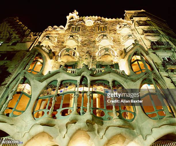 casa battlo at night, barcelona, spain - casa stock pictures, royalty-free photos & images