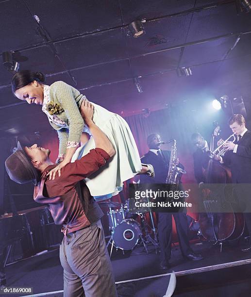 man and woman dancing in a nightclub, man lifting woman mid-air, and a jazz band on stage in the background - the sag aftra foundations conversations series presents mark ruffalo of spotlight stockfoto's en -beelden