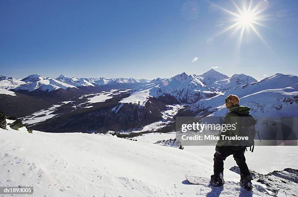 snowboarder stands on mountainside of cerro castor, tierra del fuego, argentina - mike 個照片及圖片檔