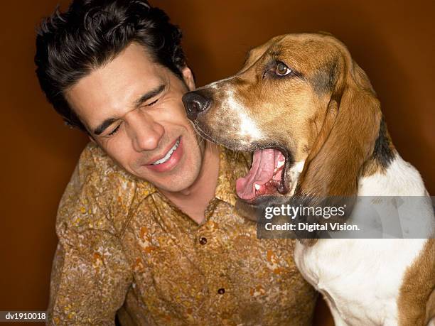 basset hound yawning, man looking displeased - olor desagradable fotografías e imágenes de stock