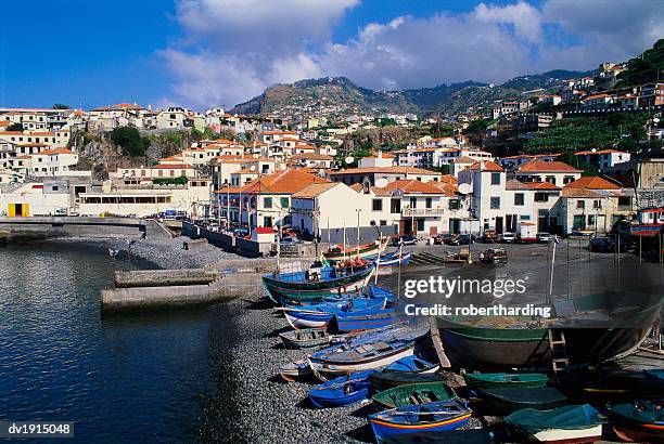 camara de lobos harbour, madeira, portugal - atlantische eilanden stockfoto's en -beelden