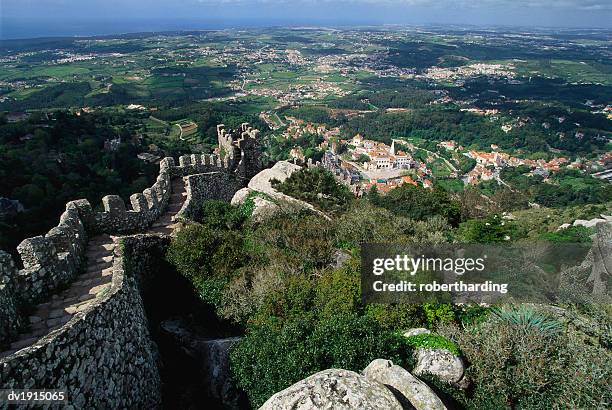 ruins of castelo dos mouros, sintra, portugal - castelo stockfoto's en -beelden
