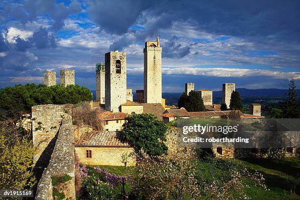towers of the duomo church, san gimignano, tuscany, italy - gimignano photos et images de collection