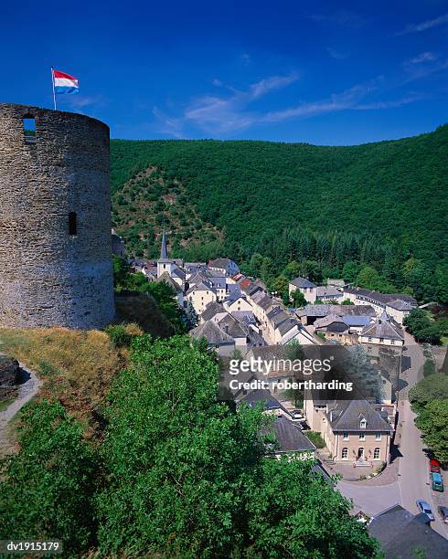esch sur sure castle, esch sur sure, luxembourg - luxemburgs flagga bildbanksfoton och bilder