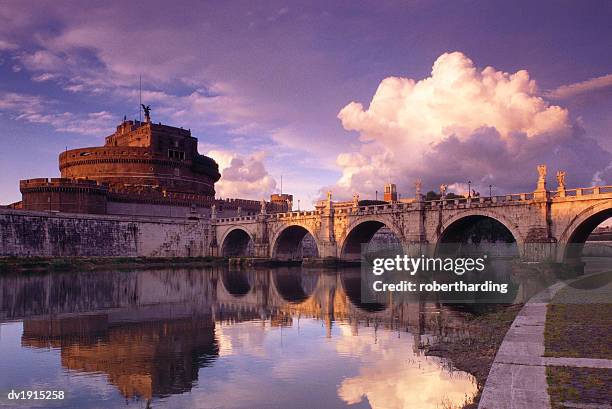 bridge of angels and castello san angelo, rome, italy - voyage15 photos et images de collection