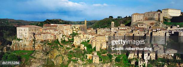 elevated view of the village of sorano, tuscany, italy - sotano stock-fotos und bilder