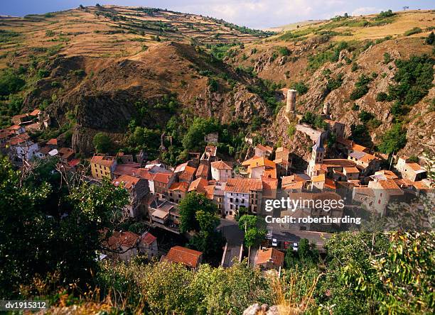 st floret, couze de pavin valley, auvergne, massif central, france - puy de dome photos et images de collection