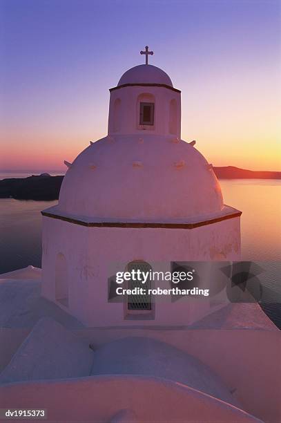 orthodox church at sunset, thira, santorini, cyclades, greece - voyage15 photos et images de collection