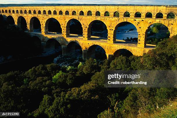 pont du gard, languedoc, france - pont fotografías e imágenes de stock