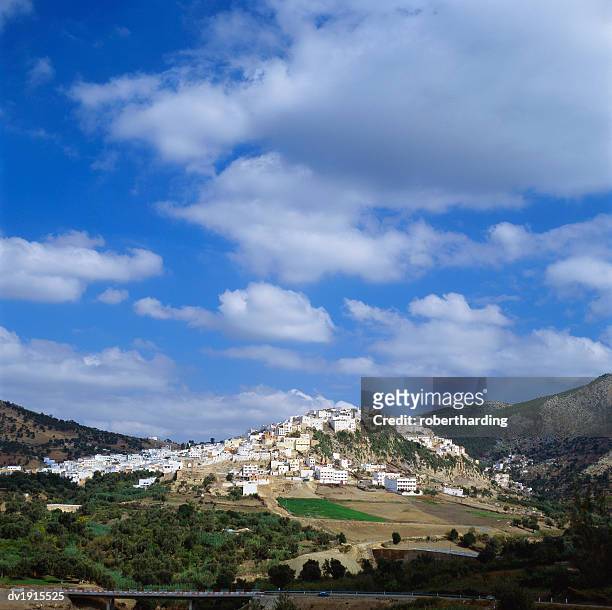 distant view of moulay idriss, morocco - moulay idriss photos et images de collection