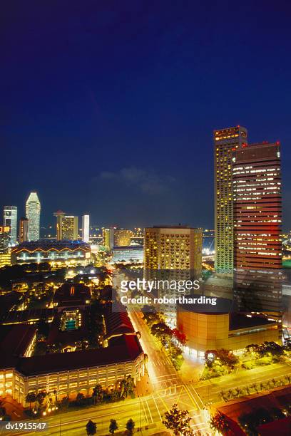 raffles hotel at night and skyline, singapore, asia - raffles hotel stockfoto's en -beelden