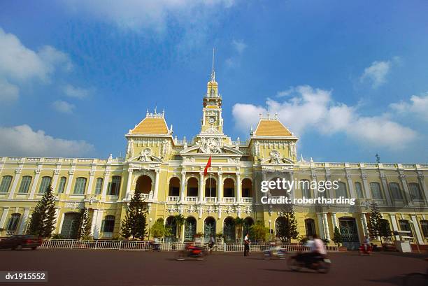 people's committee building, ho chi minh city, vietnam - peoples committee building ho chi minh city stock pictures, royalty-free photos & images