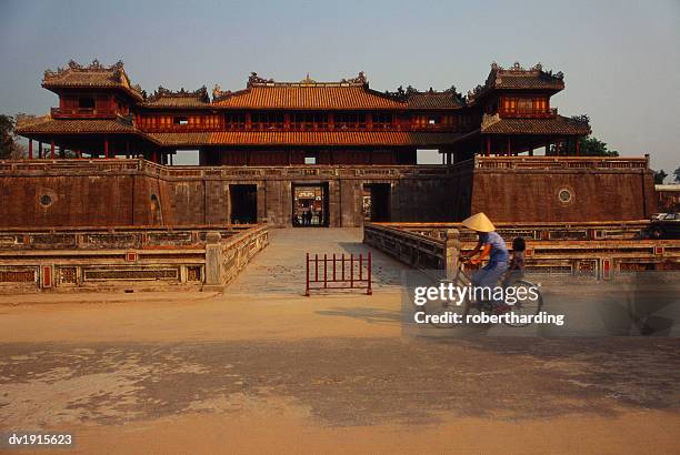 ngo mon entrance, thai hoa palace, hue, vietnam - thua thien hue province stock pictures, royalty-free photos & images