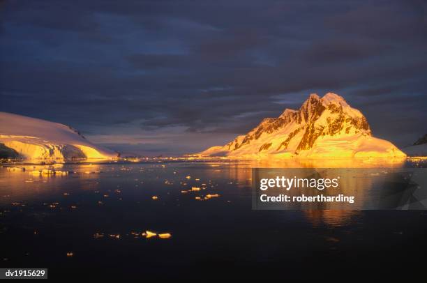 midnight sun on the antarctic peninsula - midnight sun stock pictures, royalty-free photos & images