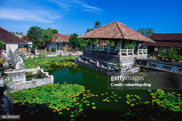 ornamental lake, raja of karangasem palace, amlapura, bali, indonesia - lake palace stockfoto's en -beelden