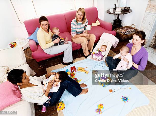 mothers and babies in a sitting room - play date ストックフォトと画像