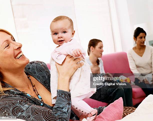 mothers and babies in a sitting room - play date ストックフォトと画像