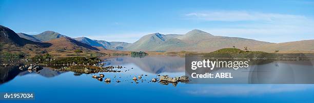 black mount and lochan na h'achlaise, rannoch moor, scotland, united kingdom - grampian scotland stock-fotos und bilder