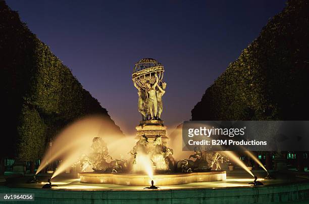 fountain of the four corners of the globe, luxembourg gardens, paris - jardin du luxembourg photos et images de collection