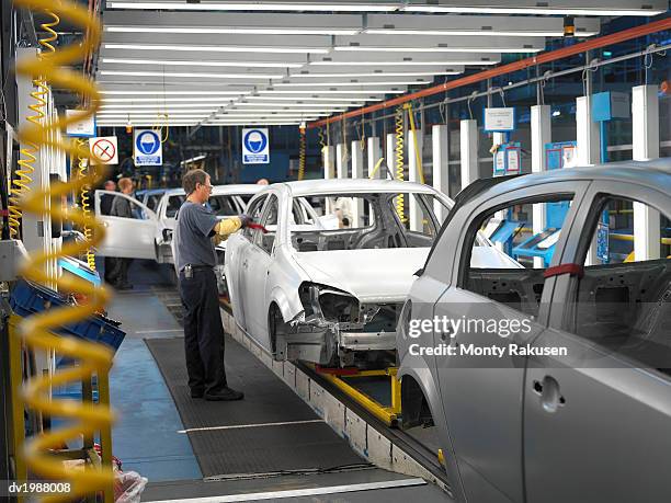 factory workers assembling cars in a factory - installation of memorial honors victims of ghost ship fire in oakland stockfoto's en -beelden