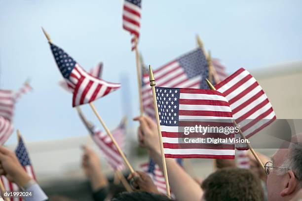 crowd waving stars and stripes flags - citizenship - fotografias e filmes do acervo