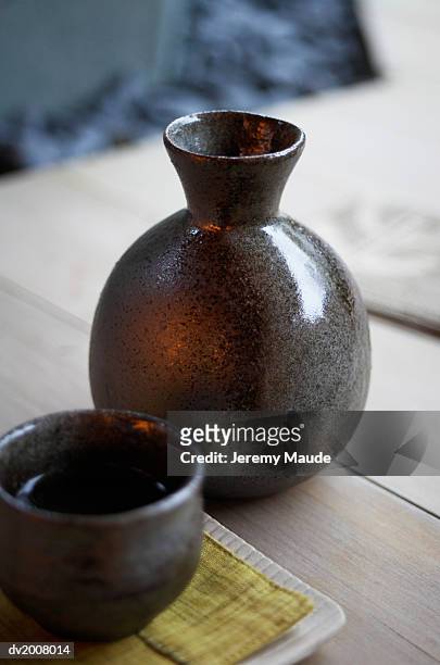 sake bottle and sake bowl - copo de saké - fotografias e filmes do acervo