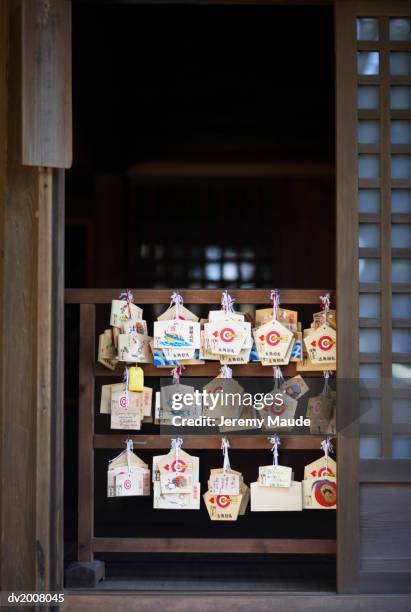 prayer plate, kamakura, kanagawa, japan - península de miura fotografías e imágenes de stock