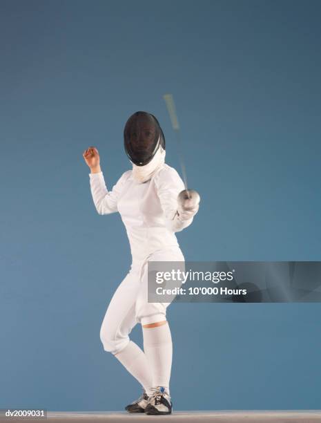 female fencer pointing her epee - escrime photos et images de collection