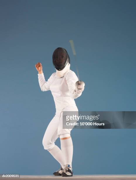 female fencer pointing her epee - fäktningsmask bildbanksfoton och bilder