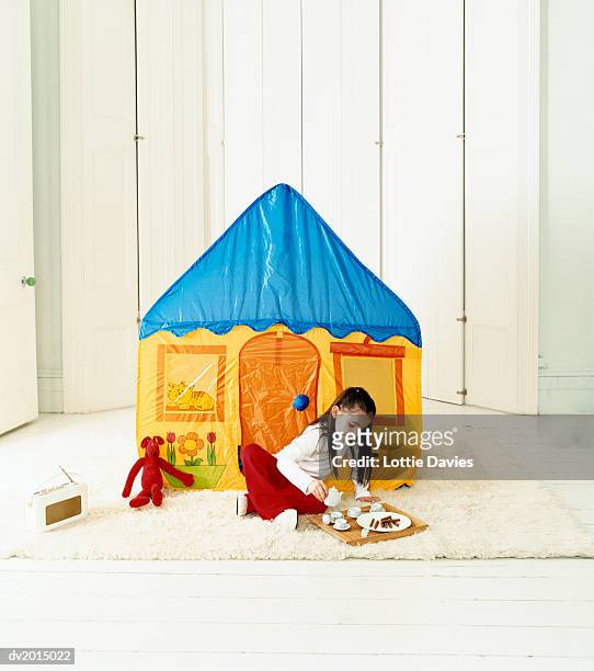 young girl lying in a playhouse - casa de brinquedo imagens e fotografias de stock
