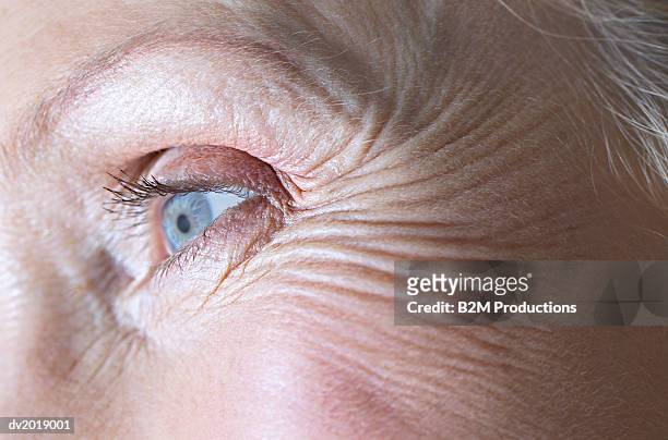 full-frame close-up of a senior woman's eye - trattamento di bellezza foto e immagini stock