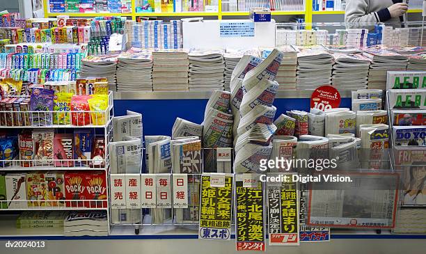 newspaper vendor, japan - banca de jornais imagens e fotografias de stock