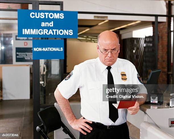 passport officer at airport security - 通関士 ストックフォトと画像