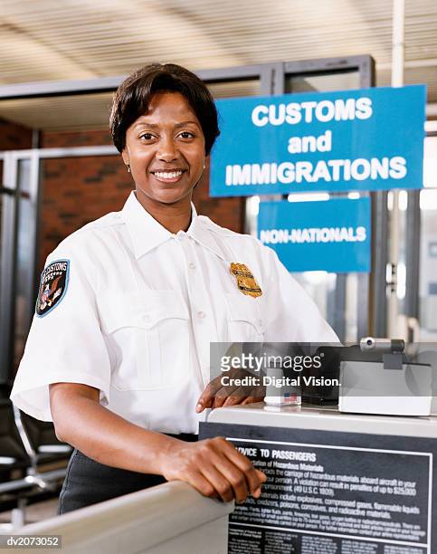 airport security officer - funcionário de alfândega imagens e fotografias de stock
