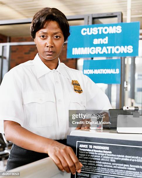 airport security officer - escrita ocidental imagens e fotografias de stock
