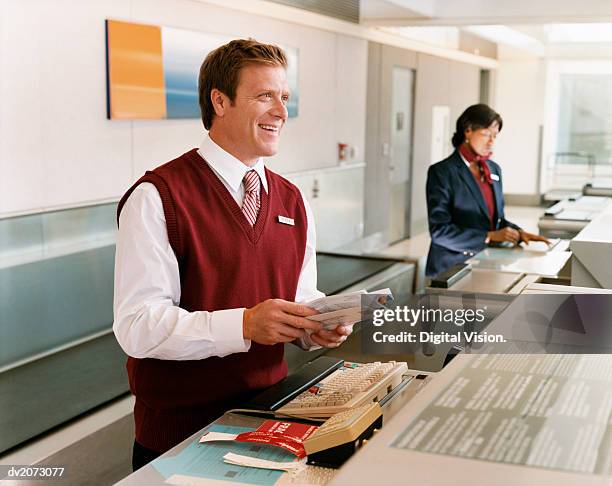 receptionists at airport check-in desk - check up ストックフォトと画像