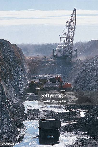 heavy machinery in pit mine - pit mine fotografías e imágenes de stock