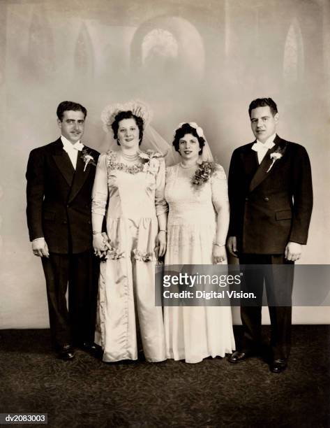 portrait of two brides and two grooms - two toned dress stockfoto's en -beelden