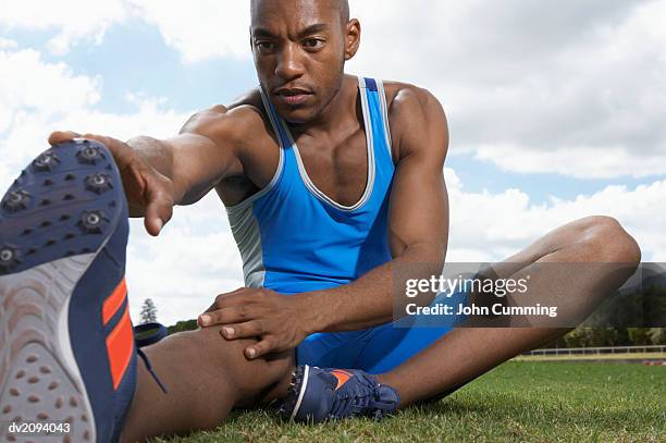 athlete doing stretches - tocando os dedos dos pés - fotografias e filmes do acervo